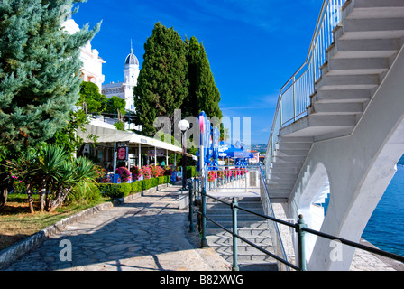 La promenade de bord de mer Lungomare donnant sur la baie de Kvarner à Opatija, Croatie Banque D'Images