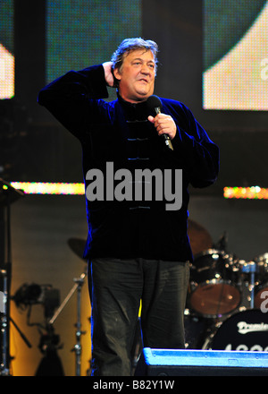 Stephen Fry s'adressant à la foule lors d'une manifestation à Londres, Royaume-Uni Banque D'Images