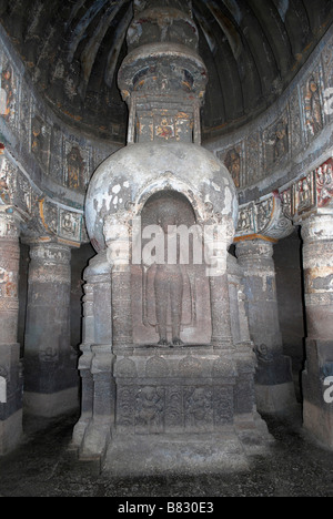 Ajanta Cave 19 : Fermer vue montrant l'image du Bouddha Debout, Ajanta Caves, Maharashtra, Inde. Banque D'Images