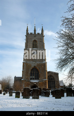 Eglise St Peter s Hook Norton après les chutes de neige Banque D'Images