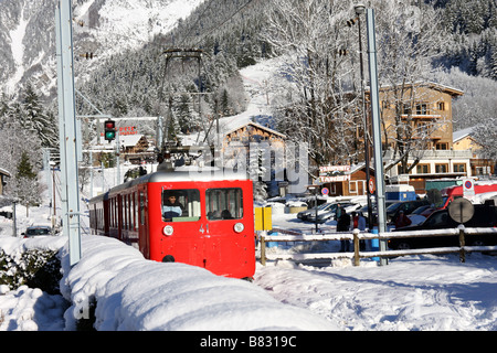 Train à crémaillère red train au départ de Chamonix à la suite du chemin de fer du Montenvers Banque D'Images