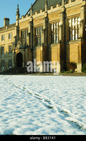 Traces dans la neige menant vers la salle à manger au Trinity College de Cambridge Banque D'Images