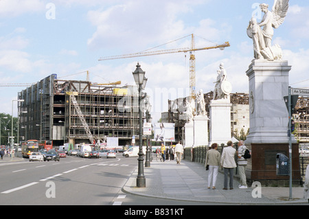 Berlin. Palast der Republik, ancien parlement est en démolition, de sculptures sur Schloss Brücke. Banque D'Images