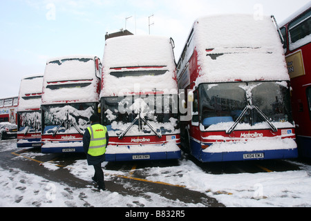 Les bus londoniens couvertes de neige à Willesden Bus Garage, North West London Banque D'Images