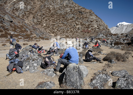 Les randonneurs en faisant une pause dans la vallée de Gokyo Gokyo et Machhermo entre Banque D'Images