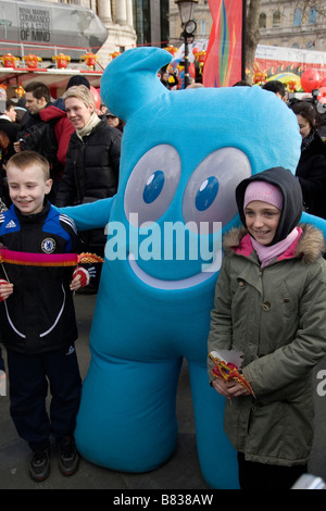 2010 Shanghai Haibao mascotte officielle à Londres, Trafalgar Square pour célébrer le Nouvel an chinois Banque D'Images