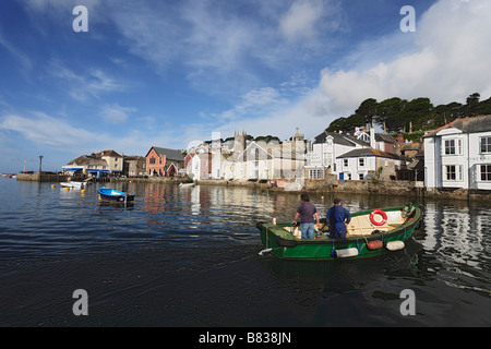 Bateau de pêche du port de Fowey Cornwall passant England Royaume-Uni Banque D'Images