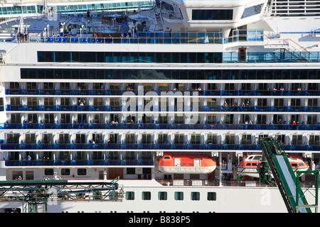 Pont supérieur extérieur de cabines sur le navire cruse Banque D'Images