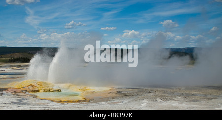 L'éruption du geyser de l'eau chaude d'une source souterraine dans le Parc National de Yellowstone Banque D'Images