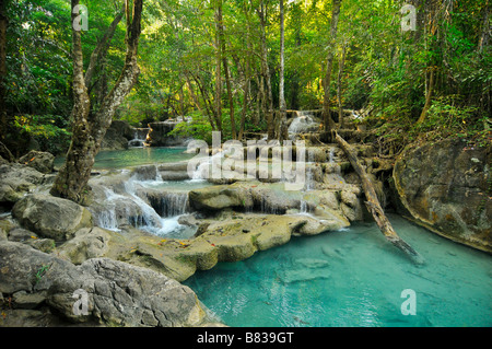 Belles piscines d'eau dans le Parc National d'Erawan en Thaïlande Kanchanaburi Banque D'Images