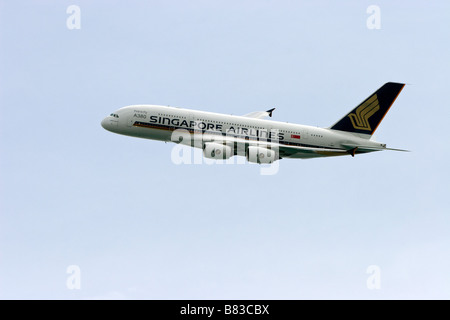 Singapore Airlines, Airbus A380 prend pour le ciel au cours de l'Asian Aerospace 2006 show. Banque D'Images