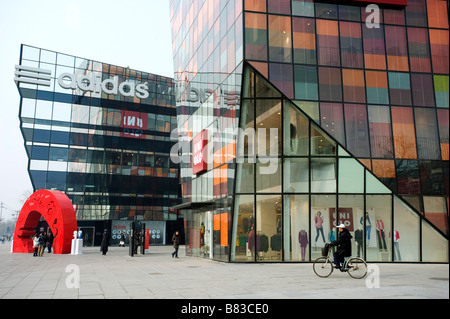 Nouveau Uniqlo ultra moderne et Adidas boutiques phares à new retail development appelé le Village à Beijing Banque D'Images