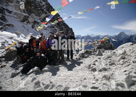 Trekkers posant pour une photo au haut de Cho La pass Banque D'Images