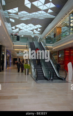 Shoppers à Westfield Shopping Centre, Londres, Angleterre, Royaume-Uni Banque D'Images