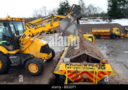 Saleuses et chasse-neige d'être chargé de grain à la route routes conseil depot dans l'Aberdeenshire, Ecosse, Royaume-Uni Banque D'Images