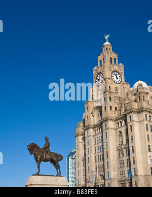 'Liver Building' et statue du roi Édouard 7e, Liverpool, Merseyside, Angleterre Banque D'Images