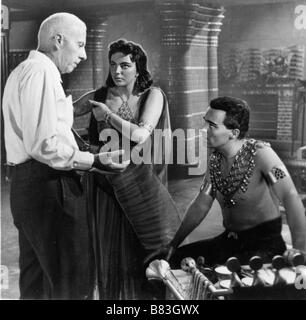 Howard Hawks Howard Hawks Howard Hawks, Joan Collins, Dewey Martin sur l'ensemble de pays des pharaons Année : 1955 - USA Tournage 'La terre des Pharaons' Banque D'Images