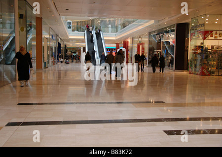 Shoppers à Westfield Shopping Centre, Londres, Angleterre, Royaume-Uni Banque D'Images