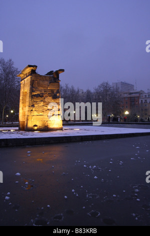 Temple égyptien de Debod, à Madrid, couvertes de neige Banque D'Images