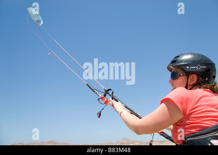 Un kitesurfeur sitting pratiques quand la marée est à l'Laguna Bay (la baie de Qura) dans la station balnéaire de Dahab Sinai en Egypte Banque D'Images