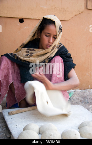 Fille bédouine rend le matin du pain plat à Ras Abu Gallum sur la côte de la mer Rouge, au nord de la station balnéaire de Dahab Sinai en Egypte Banque D'Images