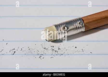 Gomme à la fin du gommage crayon sur papier Banque D'Images
