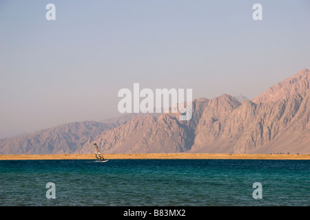 Une planche traverse l'eau turquoise à l'intérieur de la langue de sable de Laguna Bay dans la station balnéaire de Dahab Sinai en Egypte Banque D'Images