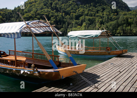 Une télécabine rameur attend à l'île de Bled pour ses passagers à la découverte de l'aviron avant en arrière à travers le lac de Bled en Slovénie, Gorenjska Banque D'Images