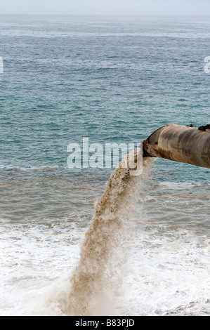 L'exercice de l'industrie des déchets phosphate tuyau directement à la mer à Safi Maroc Banque D'Images