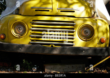 Voiture sur mesure au centre de la culture alternative mesto Metelkova dans la capitale de Ljubljana, Slovénie Banque D'Images