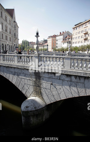 Triple pont (Tromostovje) enjambe la rivière Ljubljanica dans la vieille ville de Ljubljana, la capitale de la Slovénie Banque D'Images