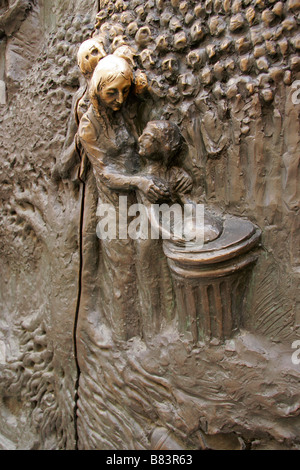 Mirsad Begic, le bronze poignée de porte latérale sur la cathédrale de St Nicolas (Stolnica) dans la capitale de Ljubljana, Slovénie Banque D'Images