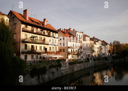 Début de soirée river excursion en bateau sur la rivière Ljubljanica dans la capitale de Ljubljana, Slovénie Banque D'Images