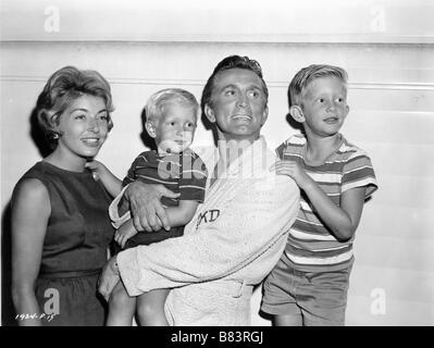 Anne Douglas ( Buydens) , Eric Douglas, Kirk Douglas , Peter Douglas sur l'ensemble de l'amour ou l'argent (1963) États-Unis Administrateur : Michael Gordon Banque D'Images