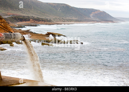 L'exercice de l'industrie des déchets phosphate tuyau directement à la mer à Safi Maroc Banque D'Images