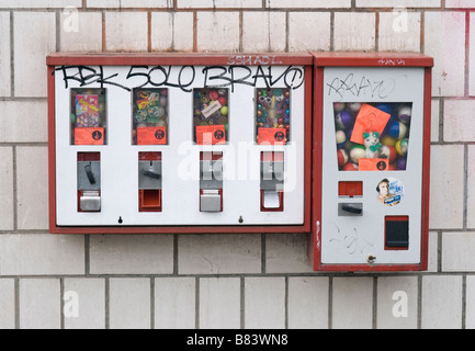 La vente de rue vieille machine gumballs attaché à un mur dans la partie est de Berlin Banque D'Images