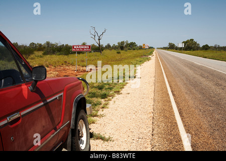 Quatre roues motrices sur roasdside Barkly Tablelands Territoire du Nord Australie Banque D'Images