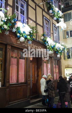 Bar à vin avec décoration de Noël, Strasbourg, Alsace, France Banque D'Images