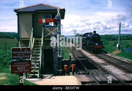 Locomotive vapeur entrant in Harmans Cross Station Dorset Banque D'Images