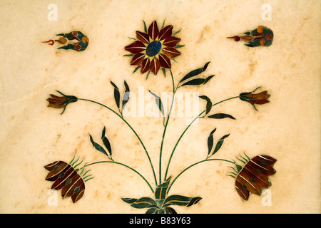 Marqueterie de fleurs sur une structure en pilier dans Diwan i Khas dans le Fort Rouge dans la région de Old Delhi terminée en 1648 par Shah Jahan Banque D'Images