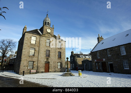 La vieille ville, à côté du bâtiment de maison de l'Université Old Aberdeen, Écosse, Royaume-Uni, vu couvert de neige en hiver Banque D'Images