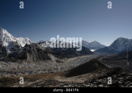 Vue sur le Glacier Ngozumba avec Everest montagne dans l'arrière-plan vue depuis le sommet du Kala Patthar Banque D'Images