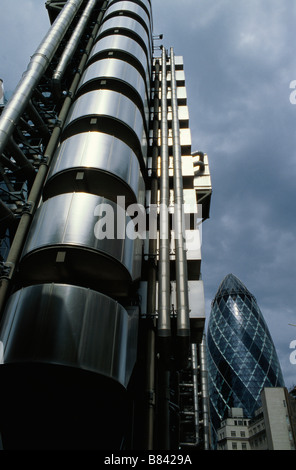 Angleterre Londres icônes d'architecture le bâtiment de la Lloyds et 30 St Mary Axe aka le Gherkin, anciennement Swiss Re Building Banque D'Images
