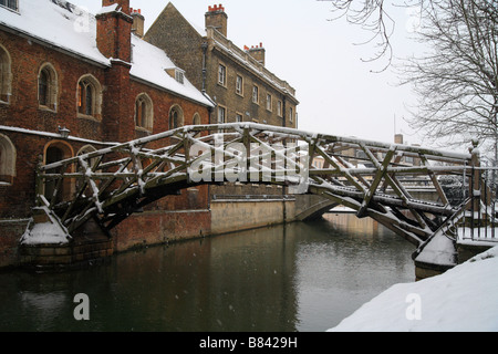 "Pont mathématique' sur la rivière Cam, Queens College, Cambridge University, neige, hiver, neige. Banque D'Images