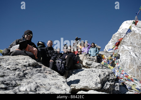 Les randonneurs qui pose pour une photographie ayant atteint le Kala Patthar Banque D'Images