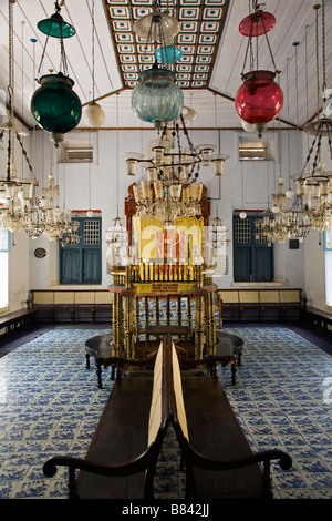 Dans l'intérieur Pardesi Synagogue juive à partir de 1568 mais reconstruit en 1662 dans l'Etat du Kerala, Mattancherry, Inde Banque D'Images