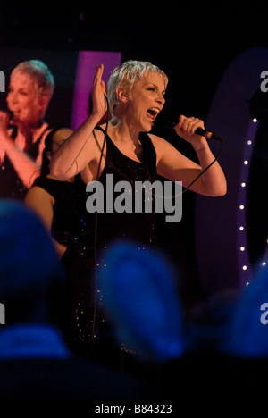 Annie Lennox joue sur la scène Banque D'Images