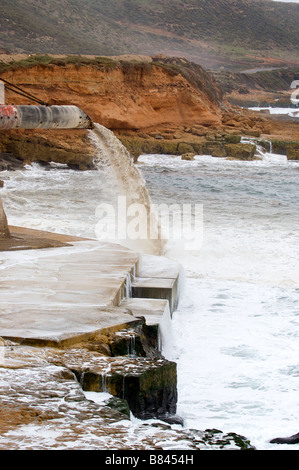 L'exercice de l'industrie des déchets phosphate tuyau directement à la mer à Safi Maroc Banque D'Images