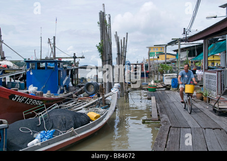 Kukup est un petit village de pêcheurs il est célèbre pour ses restaurants de fruits de mer en plein air construit sur pilotis sur l'eau. Banque D'Images