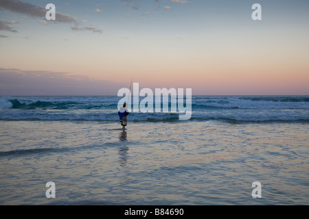 La mer pêcheur solitaire sur Fraser Island Australie Banque D'Images